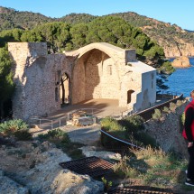 Marion with the ruins of the church Església Vella
